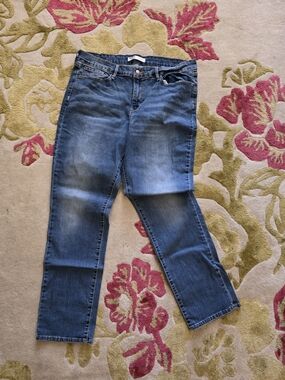 Levi's Signature Gold Mid-rise Straight Classic Medium Wash Straight Leg Jeans